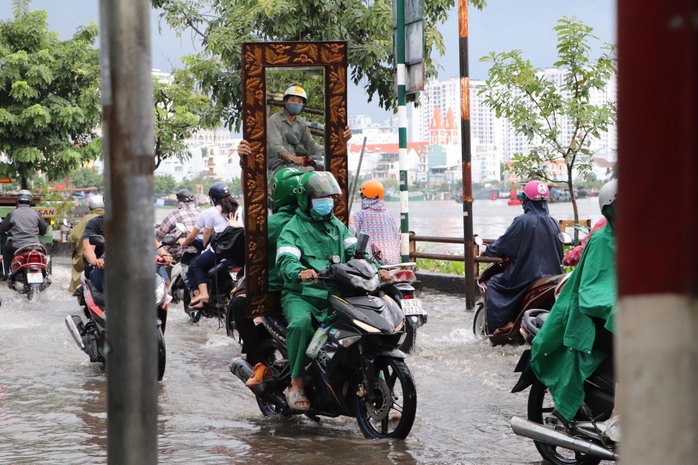 TP HCM: Triều cường dâng cao, đường Trần Xuân Soạn chìm sâu trong nước - Ảnh 5.