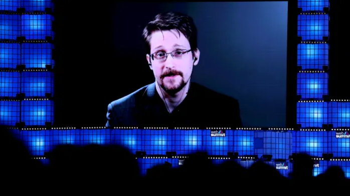 Nga cấp quốc tịch cho người thổi còi Edward Snowden - Ảnh 1.