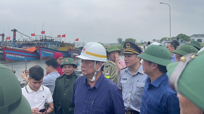 Bộ trưởng Lê Minh Hoan: Kiên quyết không cho ngư dân ở lại trên tàu cá - Ảnh 1.