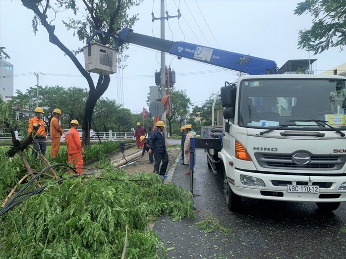 Hơn 1,25 triệu khách hàng miền Trung – Tây Nguyên được cấp điện trở lại sau bão Noru - Ảnh 2.