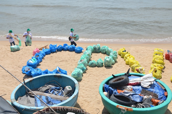 C.P. Việt Nam thu gom rác tại các bãi biển Bà Rịa - Vũng Tàu - Ảnh 4. C.P. Việt Nam thu gom rác tại các bãi biển Bà Rịa - Vũng Tàu - Ảnh 4.