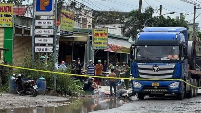 Bé gái 7 tuổi tử vong dưới bánh container vì người lớn tránh vũng nước - Ảnh 1.