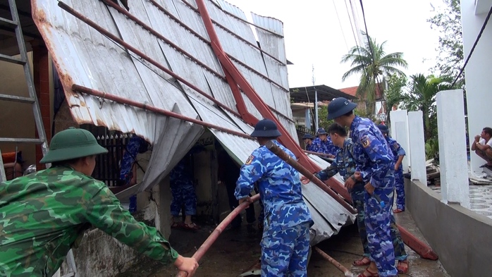 Cán bộ, chiên sỹ Vùng CSB 2 cùng với các lực lượng giúp dân xã tam Quang, Núi Thành, Quảng Nam khắc phục hậu quả do bão số 4 gây ra