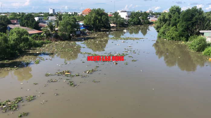 CLIP: Hàng trăm người hiếu kỳ xem vớt thi thể trôi sông ở Bạc Liêu - Ảnh 4.