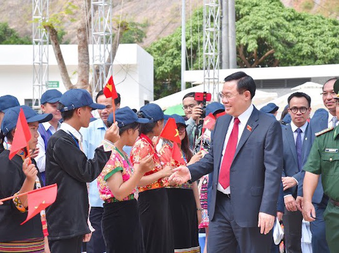 Chủ tịch Quốc hội dự lễ khai giảng, khánh thành Trường THPT Kỳ Sơn - Ảnh 1.