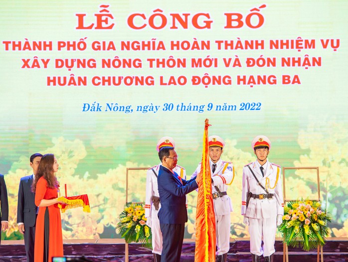 TP Gia Nghĩa đạt chuẩn nông thôn mới và đón nhận Huân chương Lao động hạng Ba - Ảnh 2.