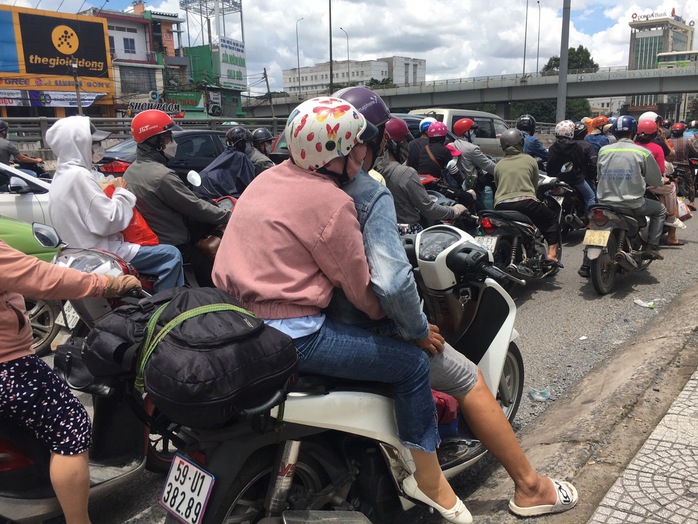 Người dân ùn ùn trở lại TP HCM, trạm thu phí QL 51 Đồng Nai liên tục xả trạm - Ảnh 3.