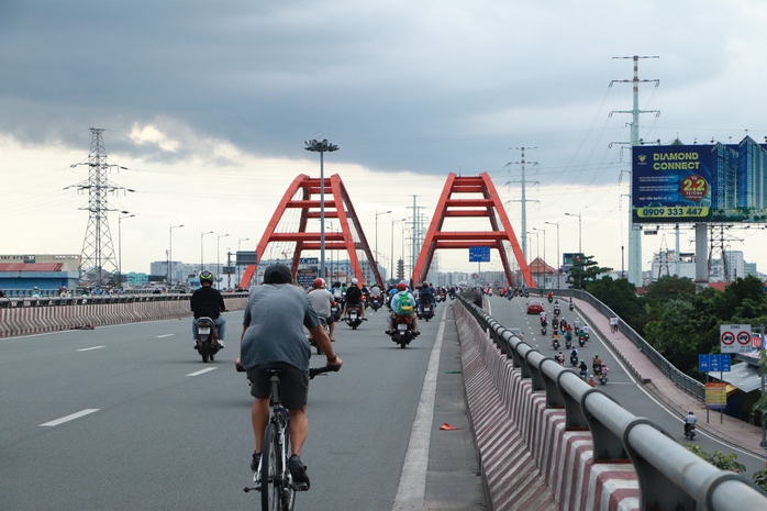 TP HCM: Mưa lớn, người dân chật vật quay trở lại thành phố - Ảnh 4.