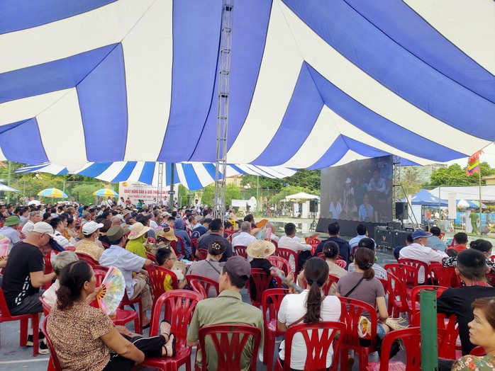 Hàng vạn khán giả khắp nơi đổ về Đồ Sơn xem chọi trâu - Ảnh 8.