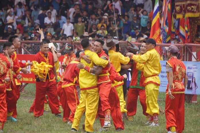 Hàng vạn khán giả khắp nơi đổ về Đồ Sơn xem chọi trâu - Ảnh 12.