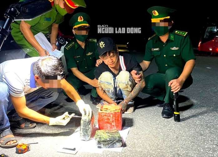 Bộ đội biên phòng vây bắt thanh niên đi xe máy chở 2kg ma túy đá - Ảnh 1.