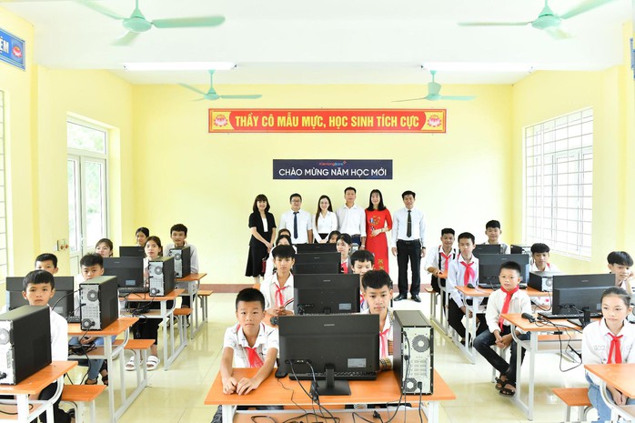 KienlongBank hỗ trợ vùng sâu, vùng xa các hoạt động giáo dục và tác vụ ngân hàng, dịch vụ công - Ảnh 2. KienlongBank hỗ trợ vùng sâu, vùng xa các hoạt động giáo dục và tác vụ ngân hàng, dịch vụ công - Ảnh 2.