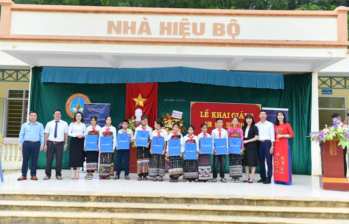 KienlongBank hỗ trợ vùng sâu, vùng xa các hoạt động giáo dục và tác vụ ngân hàng, dịch vụ công - Ảnh 3. KienlongBank hỗ trợ vùng sâu, vùng xa các hoạt động giáo dục và tác vụ ngân hàng, dịch vụ công - Ảnh 3.