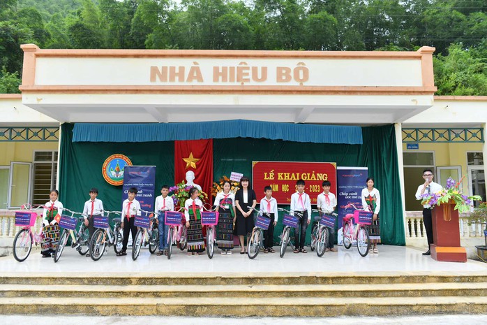 KienlongBank hỗ trợ vùng sâu, vùng xa các hoạt động giáo dục và tác vụ ngân hàng, dịch vụ công - Ảnh 4. KienlongBank hỗ trợ vùng sâu, vùng xa các hoạt động giáo dục và tác vụ ngân hàng, dịch vụ công - Ảnh 4.