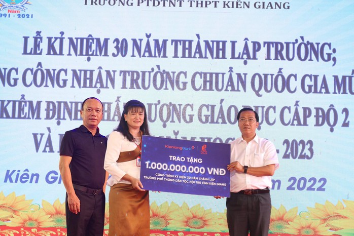 KienlongBank hỗ trợ vùng sâu, vùng xa các hoạt động giáo dục và tác vụ ngân hàng, dịch vụ công - Ảnh 5. KienlongBank hỗ trợ vùng sâu, vùng xa các hoạt động giáo dục và tác vụ ngân hàng, dịch vụ công - Ảnh 5.