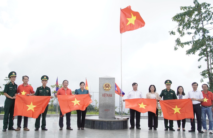 Lễ chào cờ thiêng liêng nơi cột mốc ba biên - Ảnh 2.