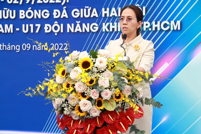 TPHCM: Bí thư Nguyễn Văn Nên phát động Lễ trồng cây, xem đá bóng ở quận 7 - Ảnh 4.