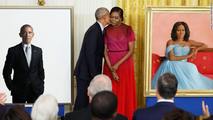 Ngày trở lại Nhà Trắng “đầy cảm xúc” của vợ chồng ông Obama - Ảnh 2.