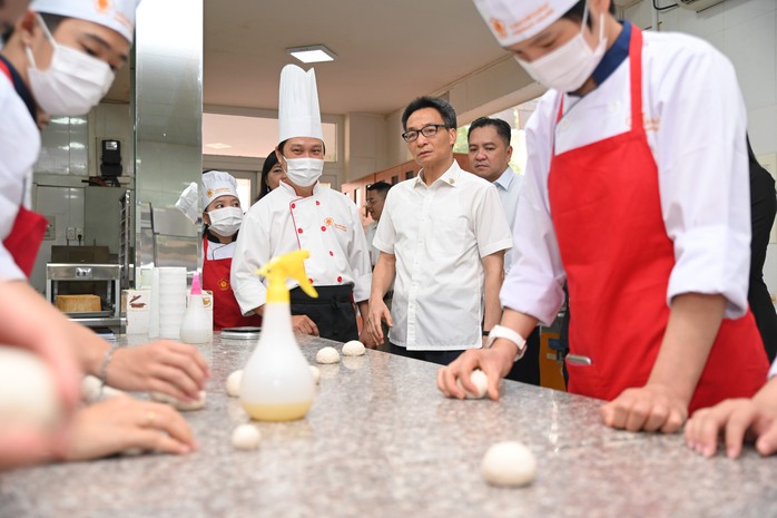 Phó Thủ tướng Vũ Đức Đam thăm, làm việc tại Trường Trung cấp Du lịch và Khách sạn Saigontourist - Ảnh 3.