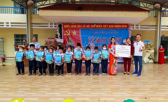 JAPFA Việt Nam trao tặng 400 phần quà cho học sinh khó khăn - Ảnh 3. JAPFA Việt Nam trao tặng 400 phần quà cho học sinh khó khăn - Ảnh 3.