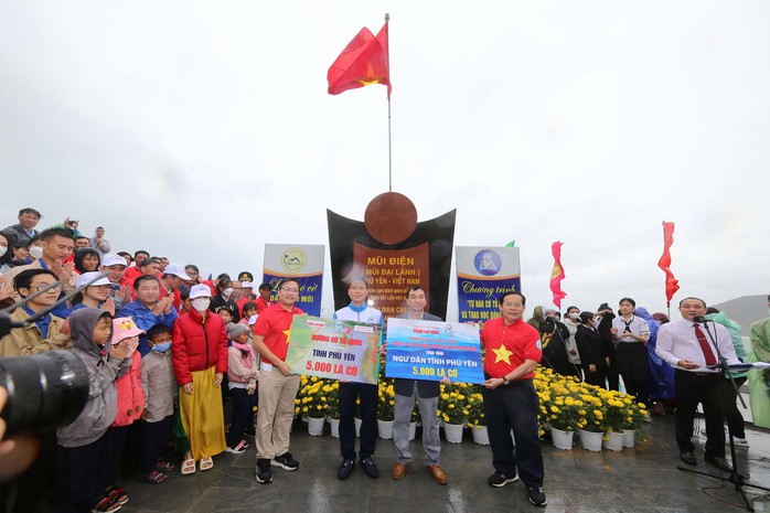 Xúc động buổi chào cờ đặc biệt nơi đón ánh bình minh đầu tiên trên đất liền - Ảnh 4.