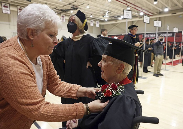 Mất 71 năm để học xong đại học, bà cụ tốt nghiệp ở tuổi 90 - Ảnh 3.