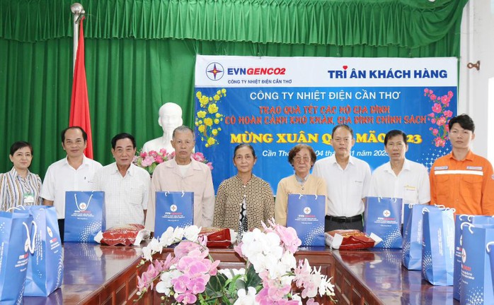 Công ty Nhiệt điện Cần Thơ tặng 180 phần quà Tết cho gia đình chính sách - Ảnh 1. Công ty Nhiệt điện Cần Thơ tặng 180 phần quà Tết cho gia đình chính sách - Ảnh 1.