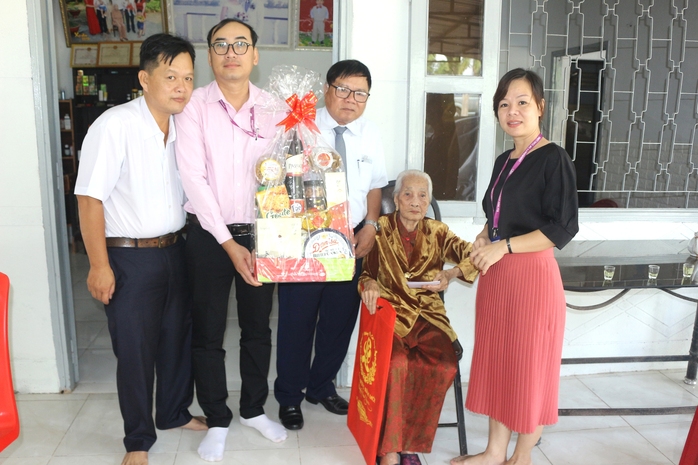 Trường ĐH Cửu Long chúc Tết Mẹ Việt Nam Anh hùng 101 tuổi - Ảnh 1.