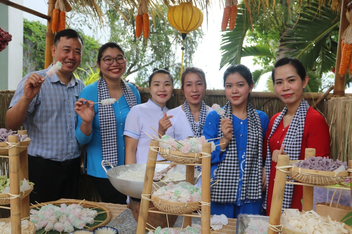 Du khách quốc tế thích thú tự tay gói bánh chưng đón Tết tại Mũi Né - Ảnh 4.