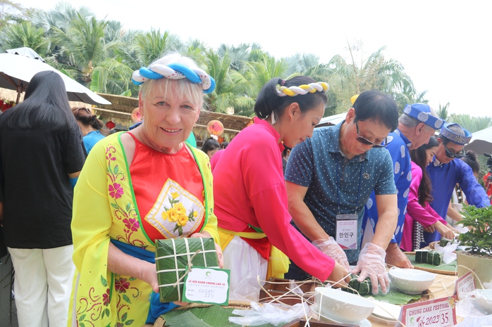 Du khách quốc tế thích thú tự tay gói bánh chưng đón Tết tại Mũi Né - Ảnh 5.