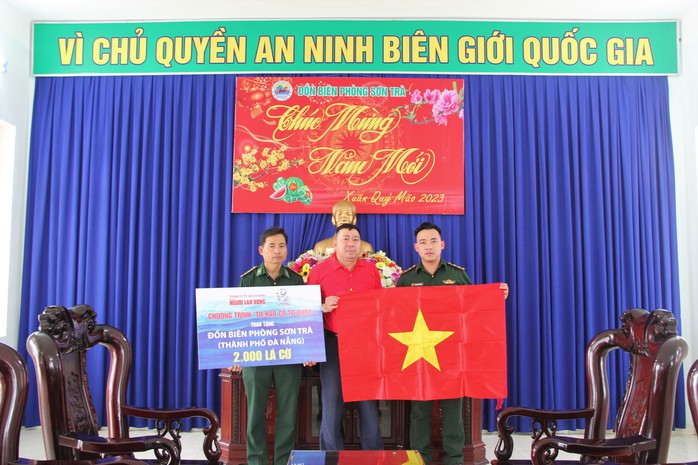 “Tự hào cờ Tổ quốc” động viên tinh thần ngư dân, chiến sĩ biên phòng tại Đà Nẵng - Ảnh 2.