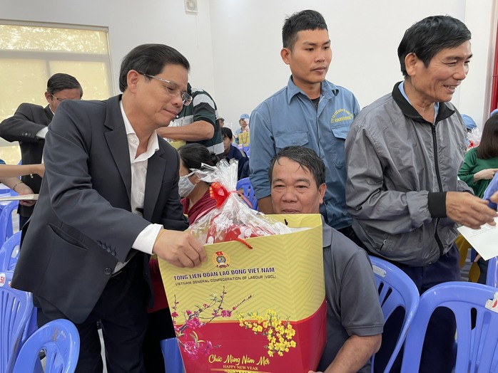Phó Thủ tướng Trần Lưu Quang tặng quà Tết cho người lao động tỉnh Khánh Hòa - Ảnh 6.