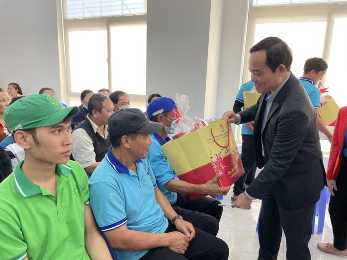 Phó Thủ tướng Trần Lưu Quang tặng quà Tết cho người lao động tỉnh Khánh Hòa - Ảnh 4.