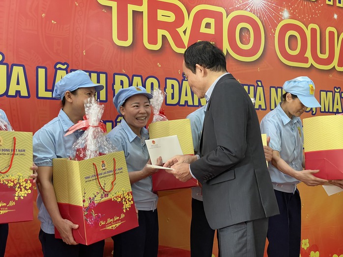 Phó Thủ tướng Trần Lưu Quang tặng quà Tết cho người lao động tỉnh Khánh Hòa - Ảnh 1.