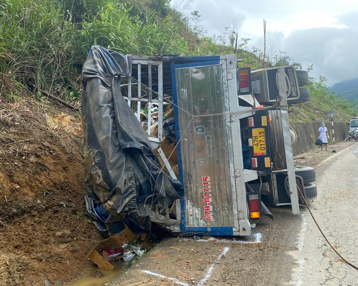 Xe tải mất lái lao vào ta luy, 3 người chết tại chỗ - Ảnh 2.