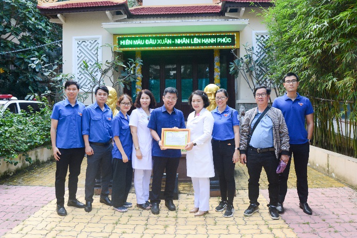 Khatoco tặng 1.300 phần quà Tết cho người dân có hoàn cảnh khó khăn - Ảnh 1.