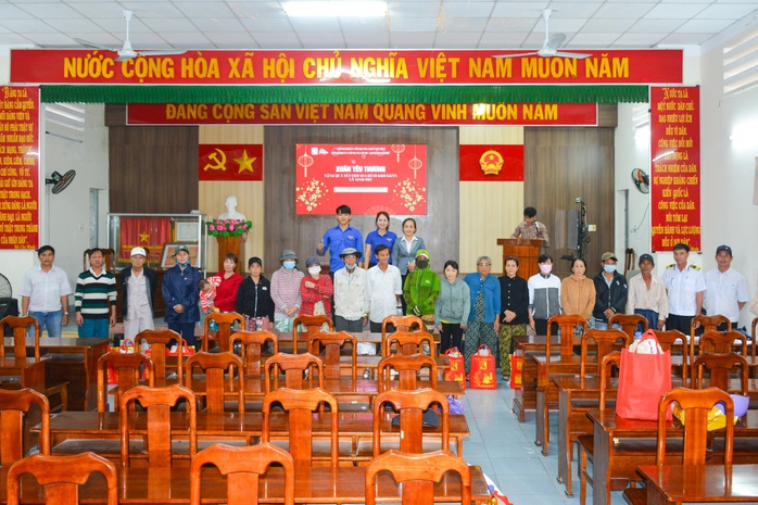 Khatoco tặng 1.300 phần quà Tết cho người dân có hoàn cảnh khó khăn - Ảnh 4.