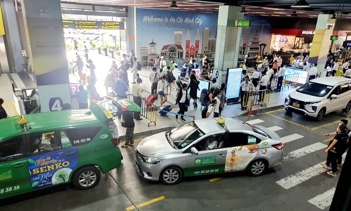 Sắp có thêm chỗ đậu taxi tại bãi đệm sân bay Tân Sơn Nhất - Ảnh 2.