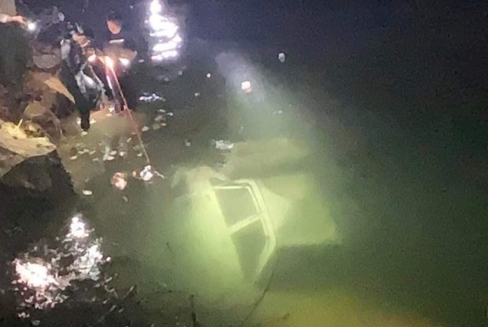 Phát hiện xe ôtô cùng thi thể người đàn ông chìm dưới sông Đà - Ảnh 1.