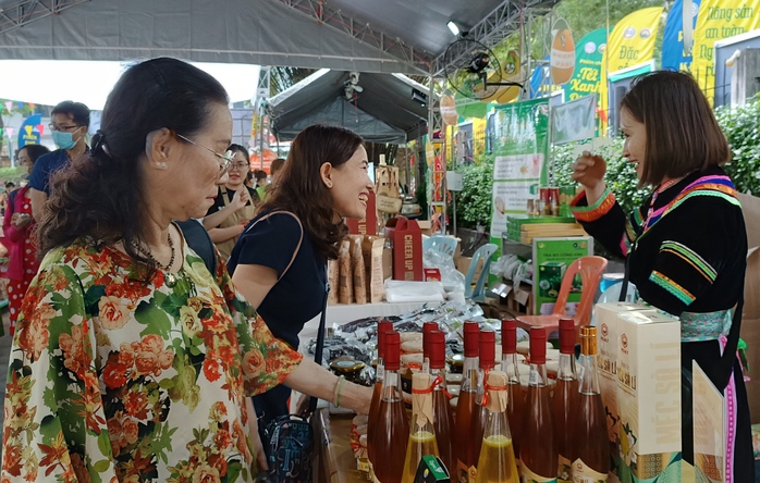 Thong thả mua sắm Tết - Ảnh 1.