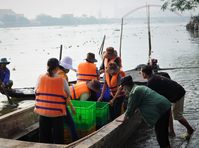 Người dân ra giữa sông Sài Gòn thả cá tiễn ông Công, ông Táo về trời - Ảnh 6.