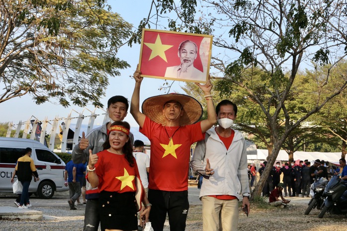 Chung kết AFF Cup: Cổ động viên rầm rộ đến Thái Lan cổ vũ tuyển Việt Nam - Ảnh 1.