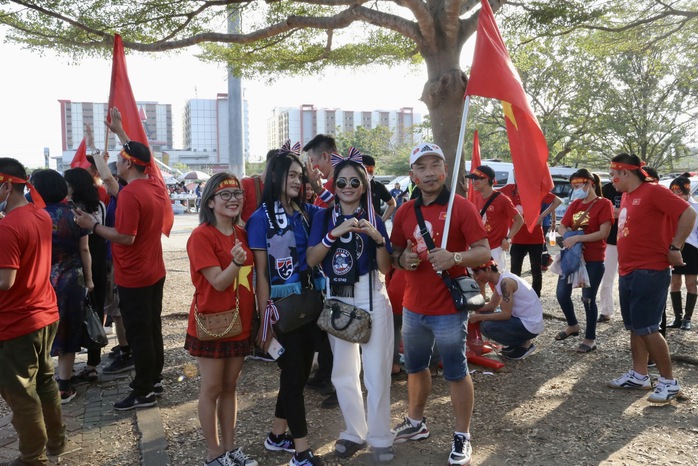 Chung kết AFF Cup: Cổ động viên rầm rộ đến Thái Lan cổ vũ tuyển Việt Nam - Ảnh 6.