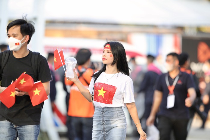 Chung kết AFF Cup: Cổ động viên rầm rộ đến Thái Lan cổ vũ tuyển Việt Nam - Ảnh 7.