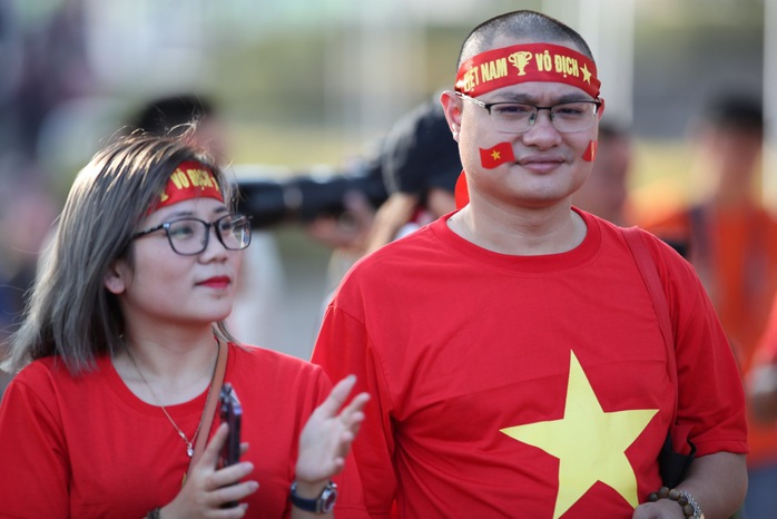 Chung kết AFF Cup: Cổ động viên rầm rộ đến Thái Lan cổ vũ tuyển Việt Nam - Ảnh 10.