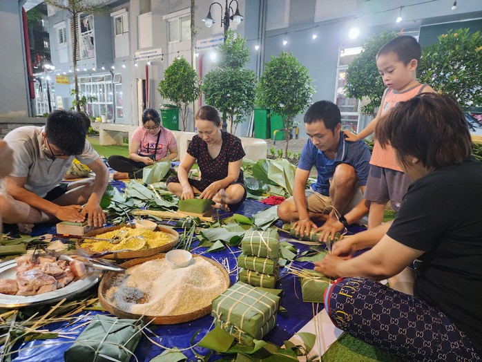 Hình ảnh cư dân chung cư quây quần gói bánh chưng đón Tết - Ảnh 1.