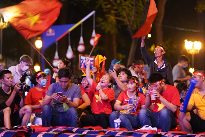 Cổ động viên tiếc nuối khi tuyển Việt Nam bỏ lỡ chức vô địch AFF Cup 2022 - Ảnh 8.