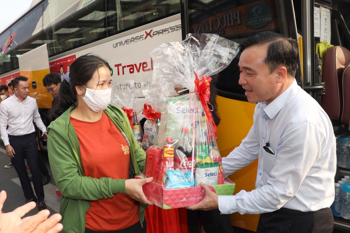 Saigon Co.op khởi hành Chuyến xe hạnh phúcđưa người dân về quê đón Tết - Ảnh 3. Saigon Co.op khởi hành Chuyến xe hạnh phúcđưa người dân về quê đón Tết - Ảnh 3.