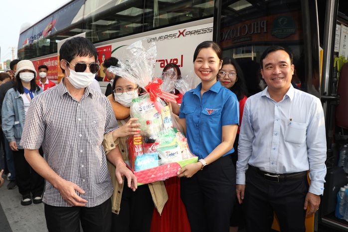 Saigon Co.op khởi hành Chuyến xe hạnh phúcđưa người dân về quê đón Tết - Ảnh 4. Saigon Co.op khởi hành Chuyến xe hạnh phúcđưa người dân về quê đón Tết - Ảnh 4.