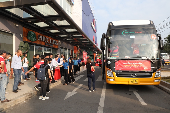 Saigon Co.op khởi hành Chuyến xe hạnh phúcđưa người dân về quê đón Tết - Ảnh 2. Saigon Co.op khởi hành Chuyến xe hạnh phúcđưa người dân về quê đón Tết - Ảnh 2.